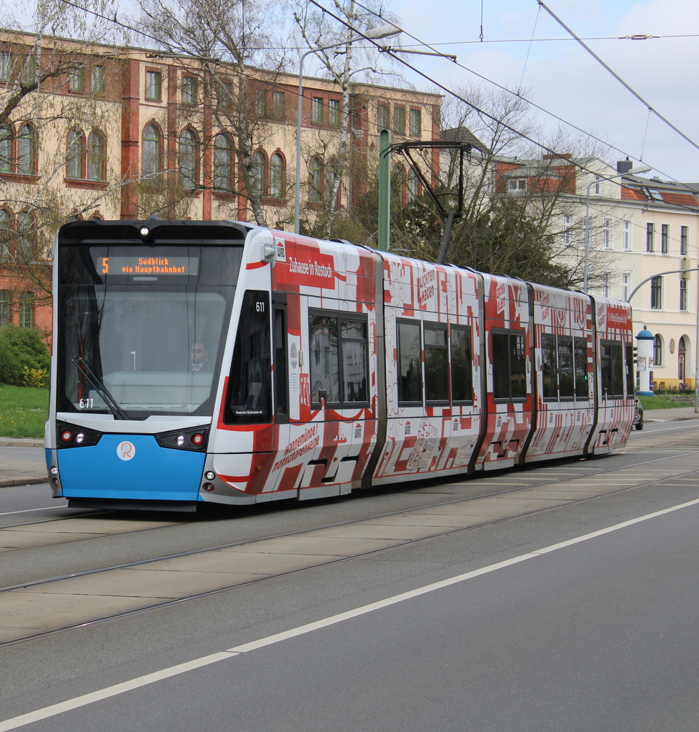 6N-2 Wagen 611 als Linie 5 von Rostock-Mecklenburger Allee nach Rostock-Südblick am 05.04.2024 in der Rostocker Innenstadt bekommen.