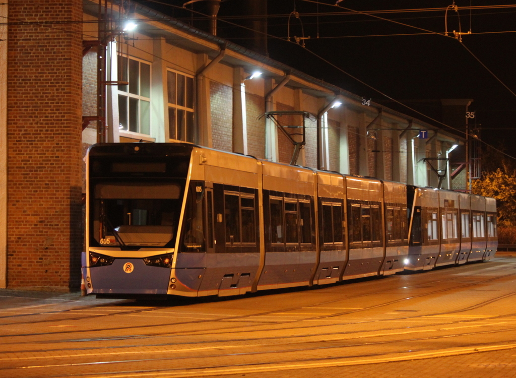 6N2 Wagen 605 stand am Abend des 03.11.2018 gegen 19:19 Uhr auf dem Gelände der Rostocker Straßenbahn AG abgestellt.