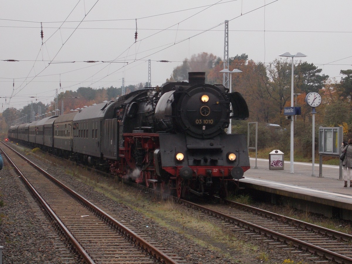  75 Jahre 03 1010 aus Anlaß kam die 03 wie in alten Tagen mit dem DPE 20345 aus Leipzig,am 07.November 2015 nach Binz.Am Schluß lief noch 118 770.