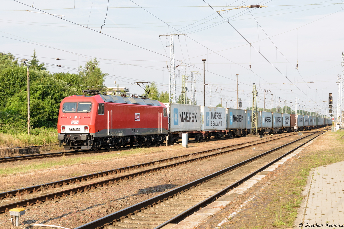 801 (156 001-0) MEG - Mitteldeutsche Eisenbahn GmbH mit einem Containerzug in Stendal und fuhr weiter in Richtung Magdeburg. 25.06.2016