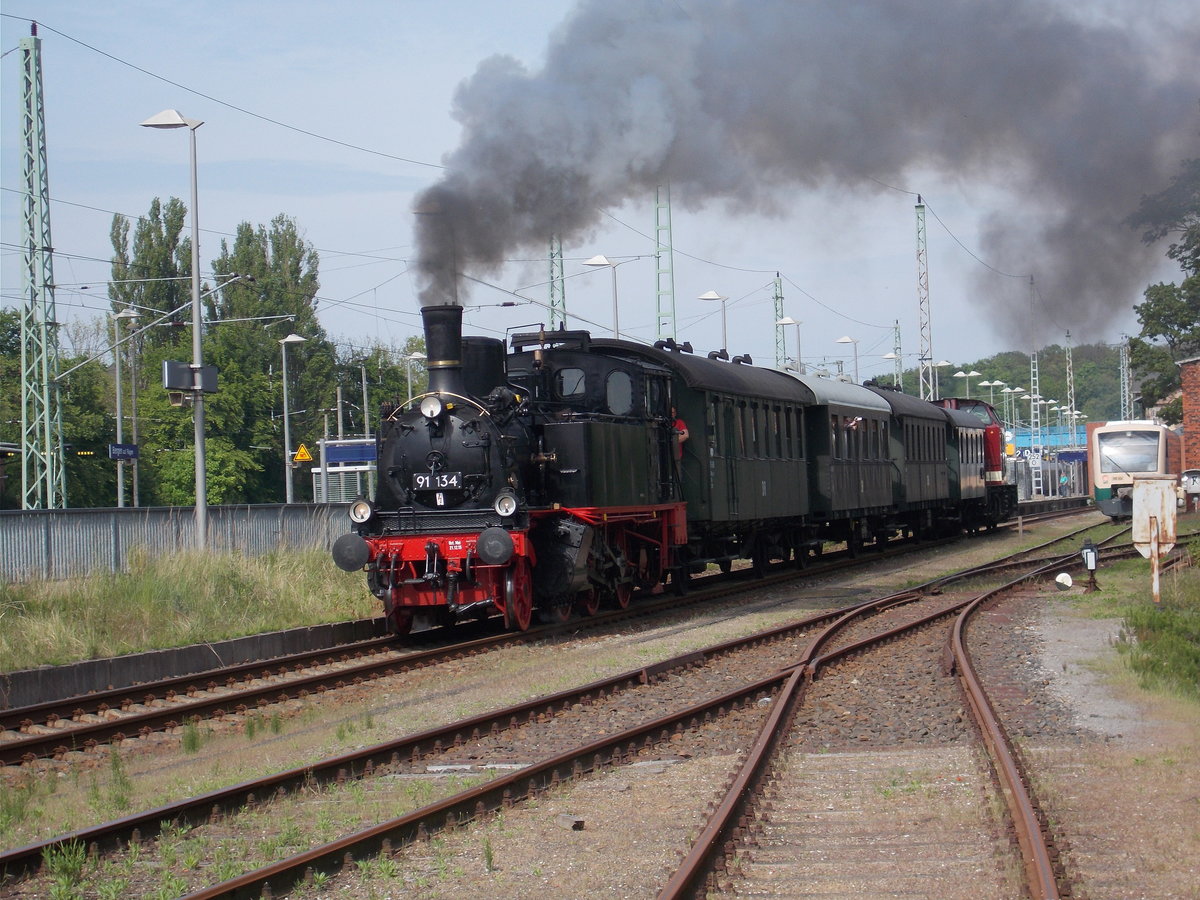 91 134 und am Schlu die MTEG 112 703-4,bei der Ausfahrt,am 21.Mai 2016,aus Bergen/Rgen.