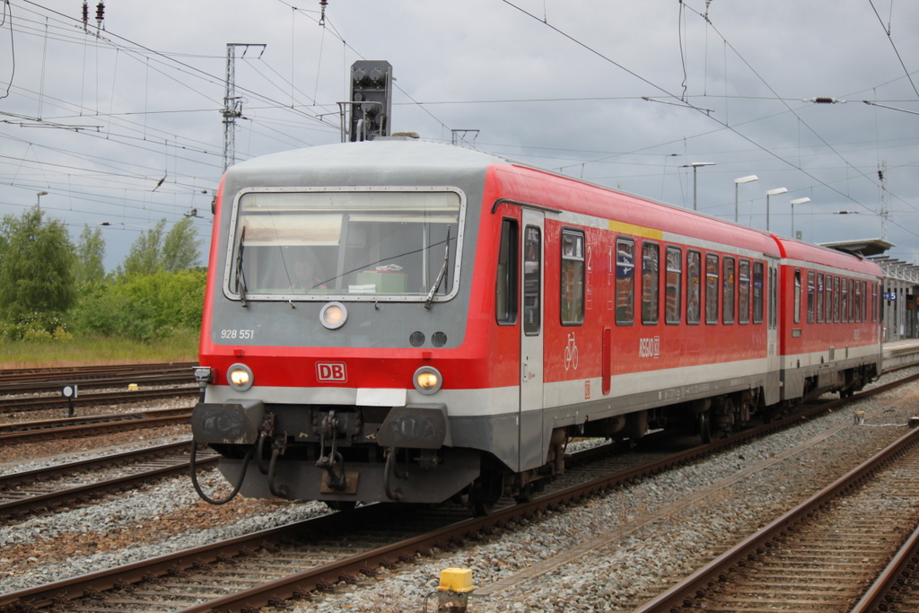 928 551-1(ex BW Braunschweig)beim Rangieren im Rostocker Hbf.19.06.2015
