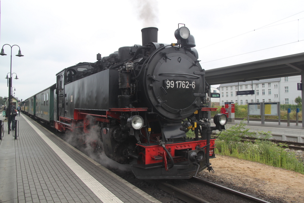 99 1762-6 stand am 13.07.2015 mit P 3004 von Radebeul Ost nach Radeburg in Hhe Haltepunkt Radebeul Ost.