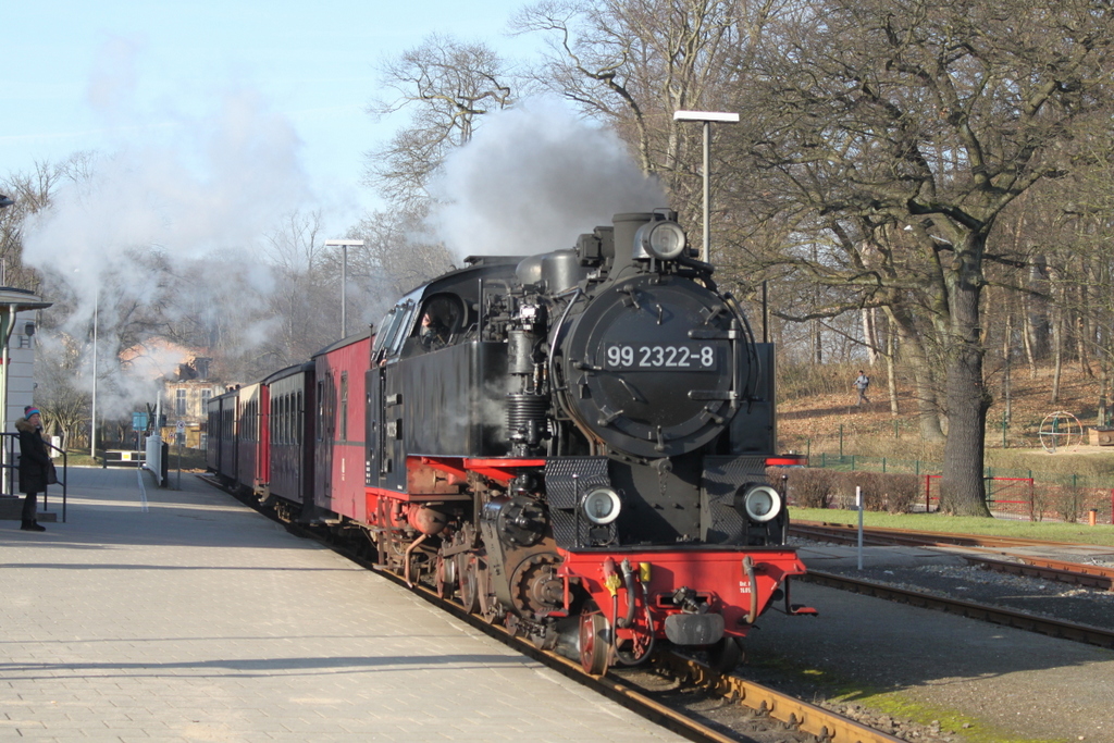99 2322-8 mit MBB 14619 von Khlungsborn West nach Bad Doberan bei der Einfahrt in Bad Doberan.28.01.2017