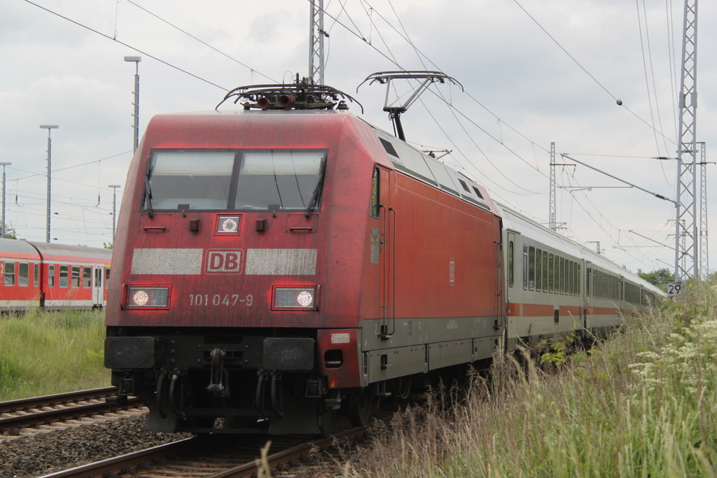 als wren 2xWerbelok´s nicht genung kam gegen 13:06 Uhr die 101 047 mit IC 2212 von Koblenz Hbf nach Binz in Rostock vorbei.24.05.2014