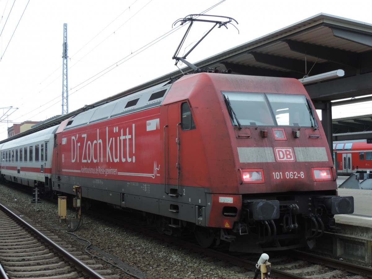 Am 02.01.2016 stand die 101 062 mit dem IC 2377 nach Frankfurt a.M. im Rostocker Hbf