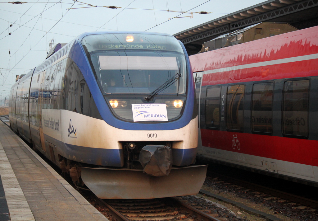 am 14.12.2013 ging das Kapitel Ostseeland Verkehr nach 15. Jahren in Mecklenburg-Vorpommern zuende,643 117-4 stand als OLA 79799 von Btzow nach Ueckermnde Stadthafen im Bahnhof Gstrow.