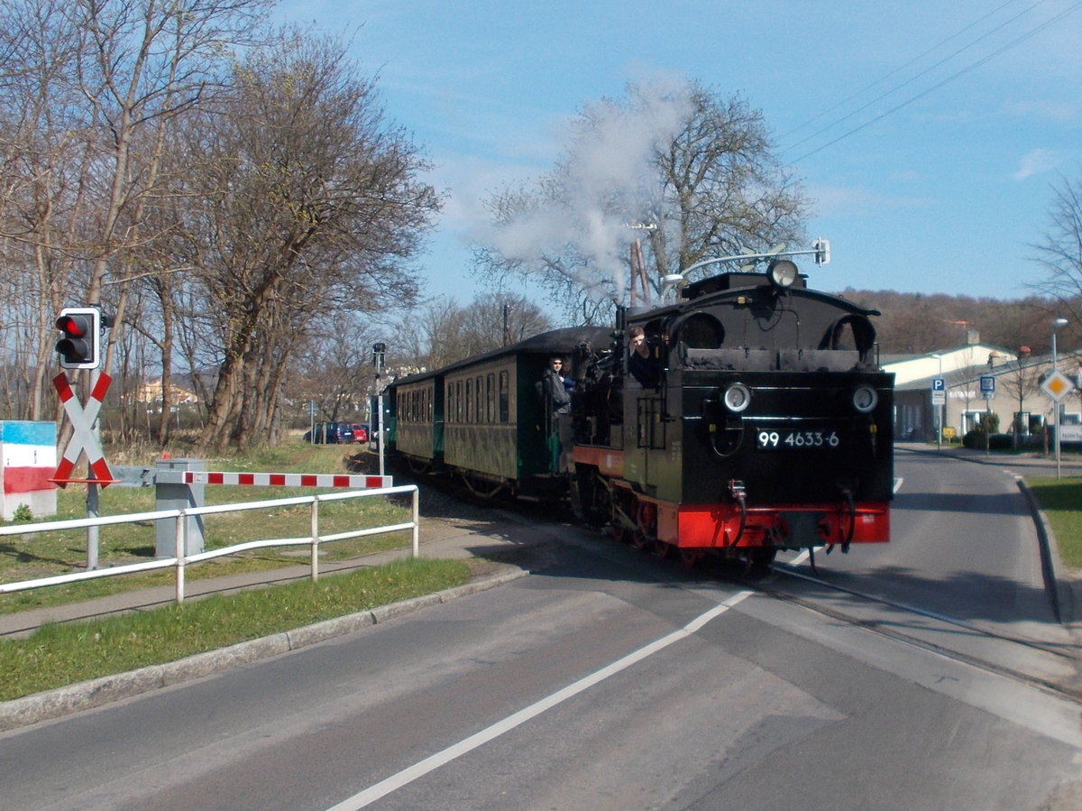 Am 16.April 2016 überquerte die 99 4633-6 mit ihren Zug nach Göhren den Bahnübergang in Baabe. 