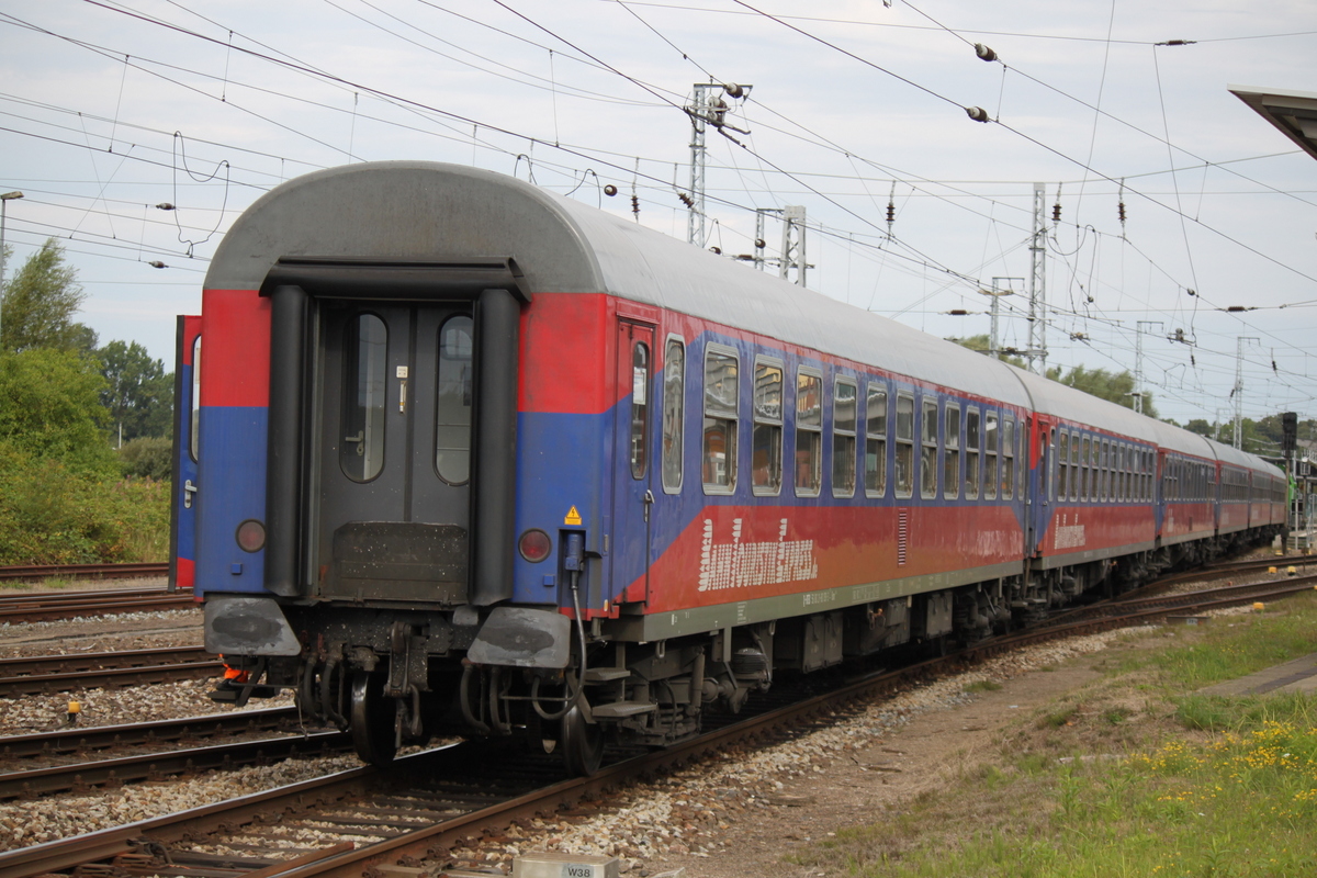 am 17.08.2014 wurden die BTE-Wagen fr eine Sonderfahrt von Warnemnde nach Berlin im Rostocker Hbf fertig gemacht.