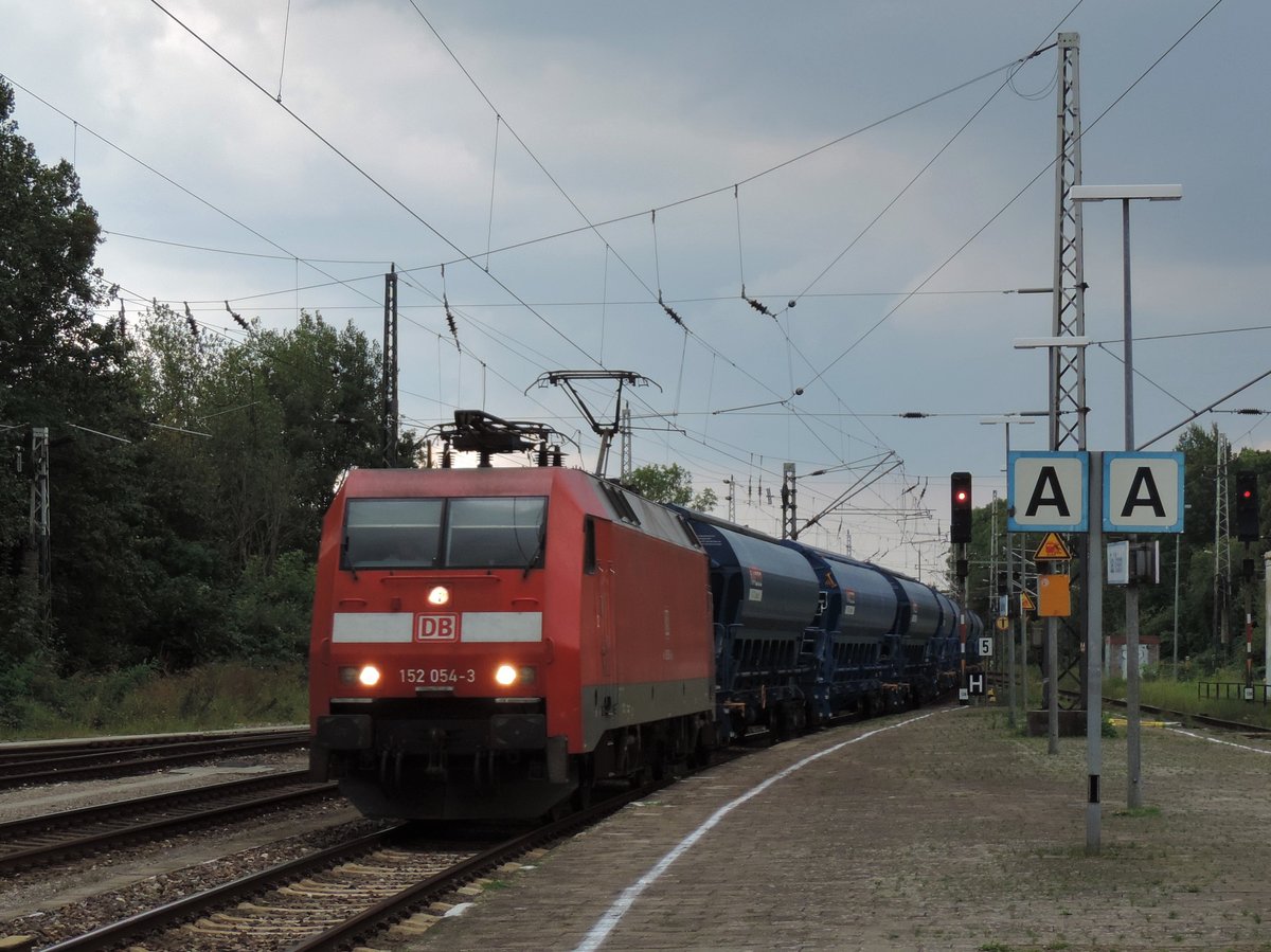 Am 1.9.16 war 152 054 mit einem Güterzug von Luth. Wittenberg nach Wismar unterwegs, hier in Bad Kleinen