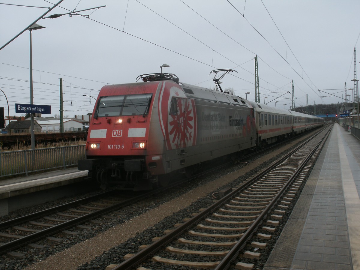 Am 22.Dezember 2013 war die Eintracht 101 110-5 wieder einmal auf Rügen.So hielt sie mit dem IC 2377 Binz-Frankfurt/Main in Bergen/Rügen.