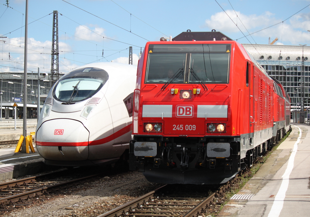 am 28.08.2014 traf die neue 245 009 im Bahnhof Mnchen auf den ICE Velaro D.