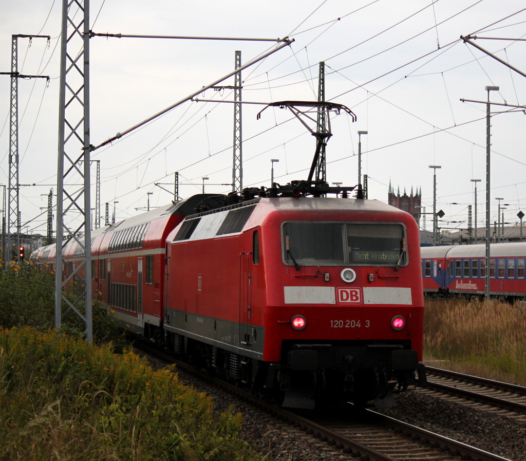 am 30.08.2013 war beim RE1 von Hamburg nach Rostock wohl der Wurm drin kurz nach dem ich die 120 204-3 fotografiert habe folgte schon der nchste Hanse-Express mit 112 134.