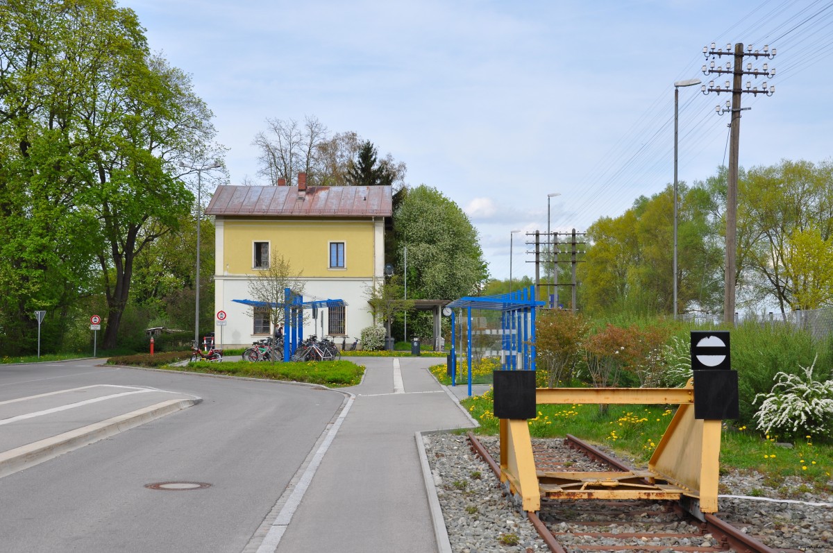 Am Bahnhof Dasing, entlang der Paartalstrecke (KBS 983), ein Beispiel für ein altes schwäbisch-bayerisches Landbahnhofsgebäude. Irgendwann werden alle durch moderne Bauten ersetzt sein. 26.04.2015