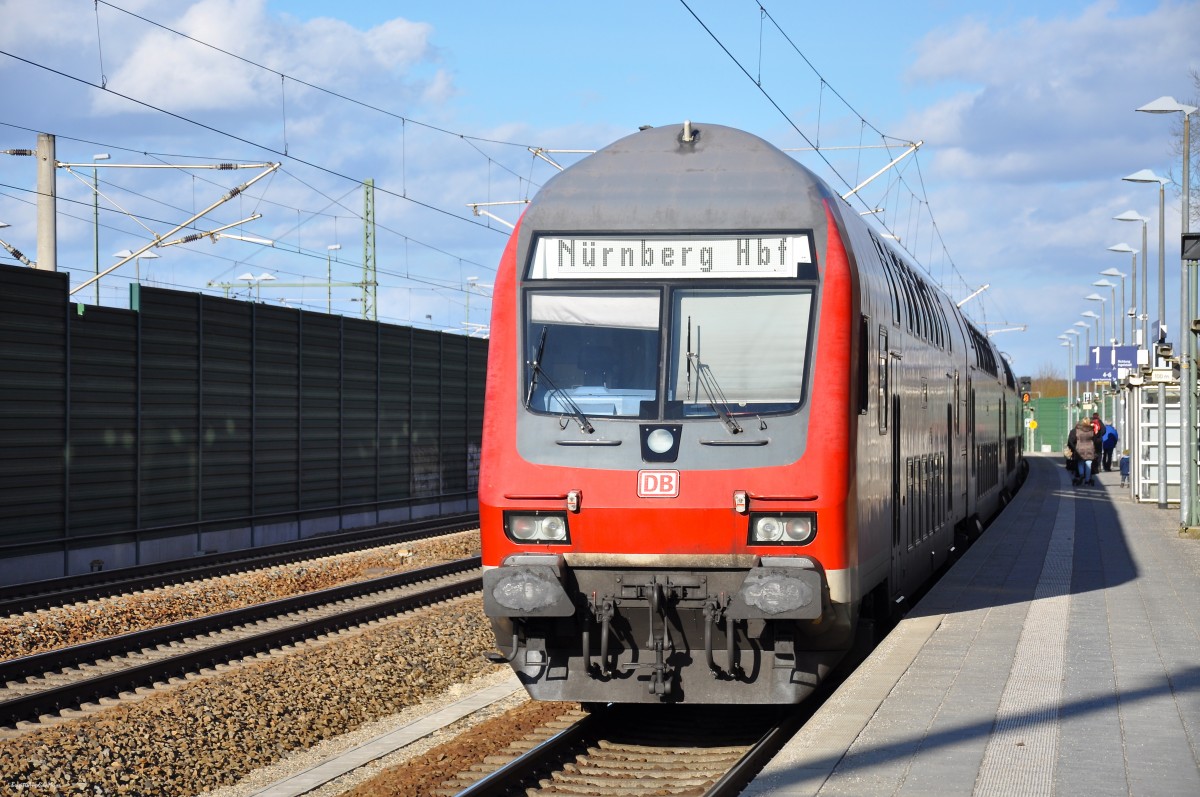 Am Bahnhof Petershausen auf Gleis 1 am 03.03.2015 wird ein Doppelstockwagen der 3. Generation gezogen von 111 106-1  gerade in Bewegung gesetzt,  in Richtung Nürnberg (2).