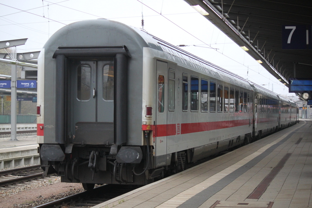 Am Ende des IC 2239(Rostock-Leipzig)lief der 2.Klasse Bpmdz mit Aufgenommen am 14.11.2014 im Rostocker Hbf.