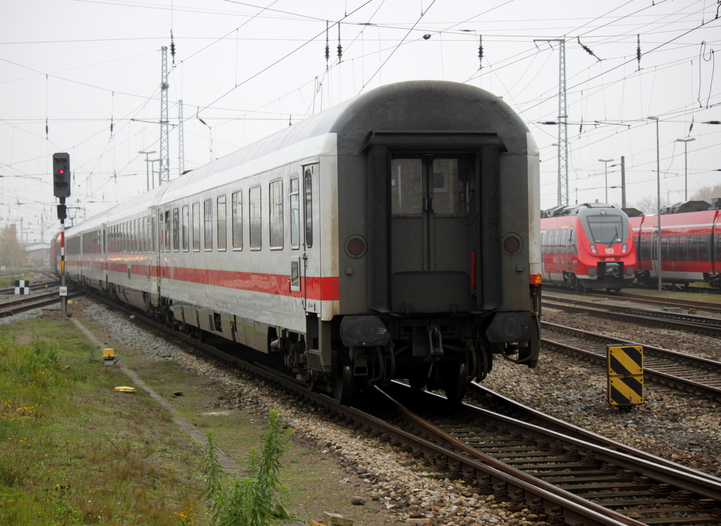 Am Ende des IC 2239(Rostock-Leipzig)lief der 1.Klasse Avmz mit Aufgenommen am 14.11.2014 im Rostocker Hbf.