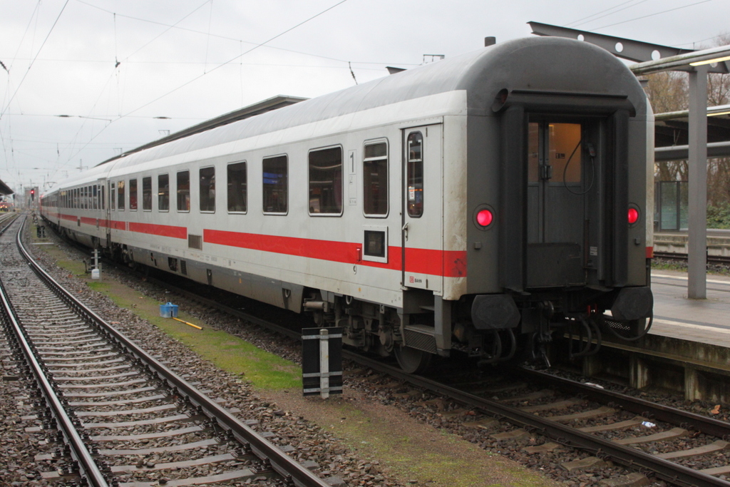 Am Ende des IC 2239(Rostock-Leipzig)lief der 1.Klasse Avmz mit Aufgenommen am 11.12.2015 im Rostocker Hbf. 