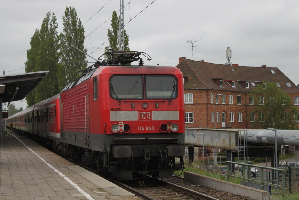 Am Endes des RE 13290(Warnemünde-Berlin)hing 114 040,Aufgenommen am 24.05.2017 im Haltepunkt Rostock-Holbeinplatz.