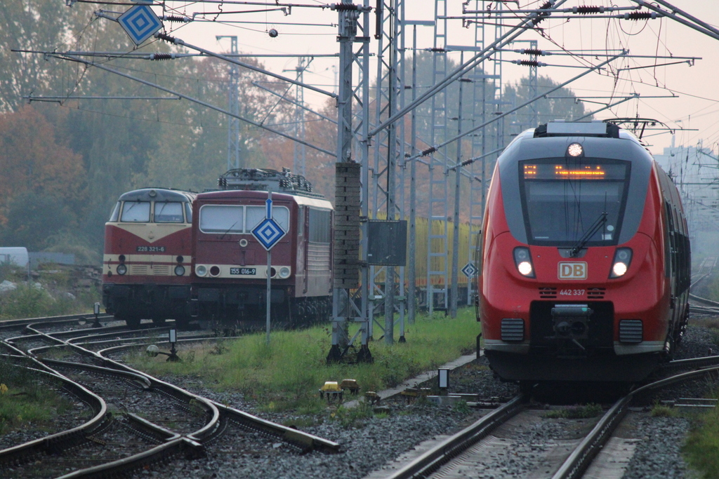 Am Morgen des 24.10.2020 traf Hamster 442 337 auf 228 321 sowie 155 016 in Rostock-Bramow.