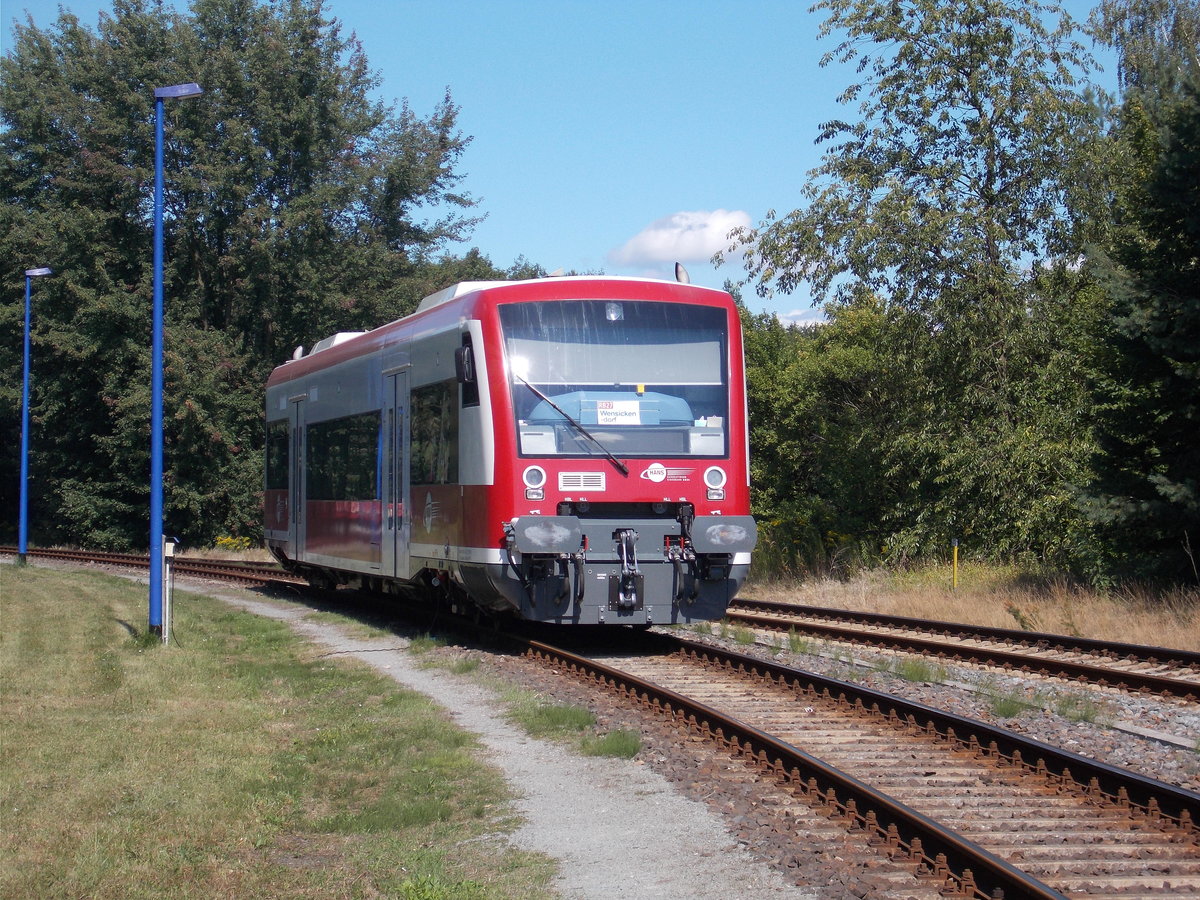 An der Ausfahrt nach Wensickendorf stand der NEB VT650 567,am 19.August 2016,in Basdorf.