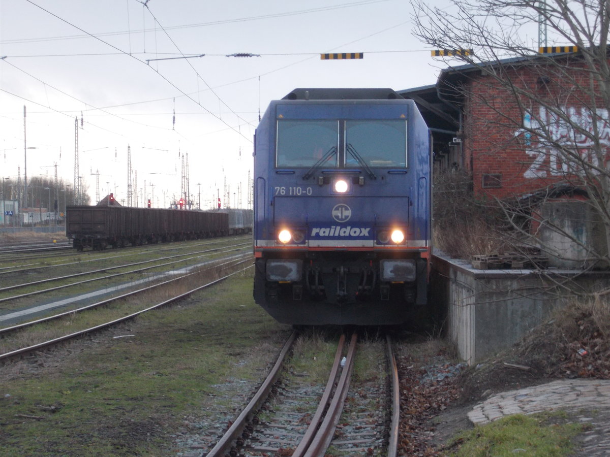 Auch in Bergen/Rgen stand,am 12.Februar 2018,Raildox mit einer 76er.Hier war es die 76 110.
