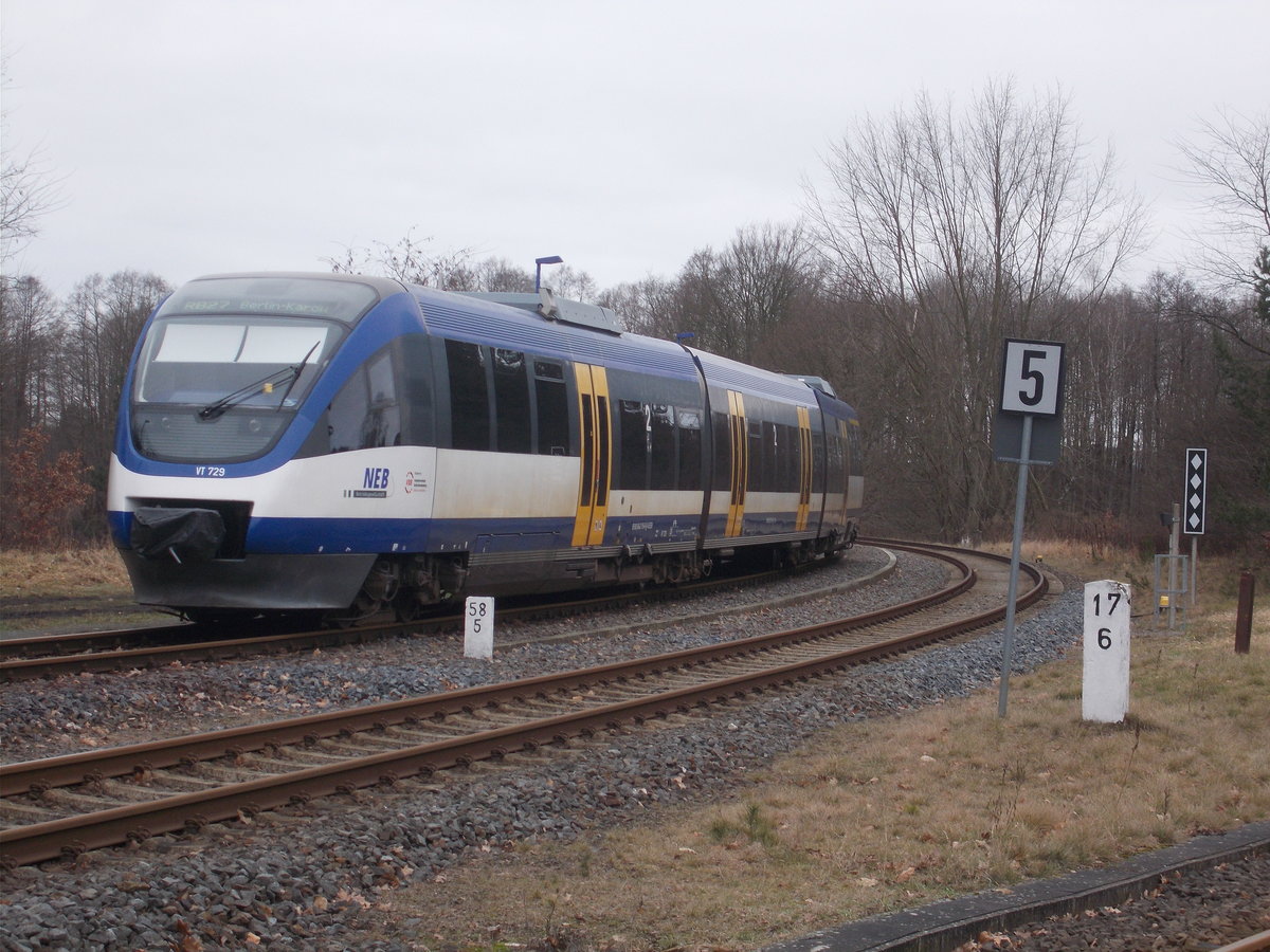 Auf dem Abstellgleis,neben der Ausfahrt nach Wensickendorf,stand der NEBVT 729,am 14.Januar 2018,in Basdorf.