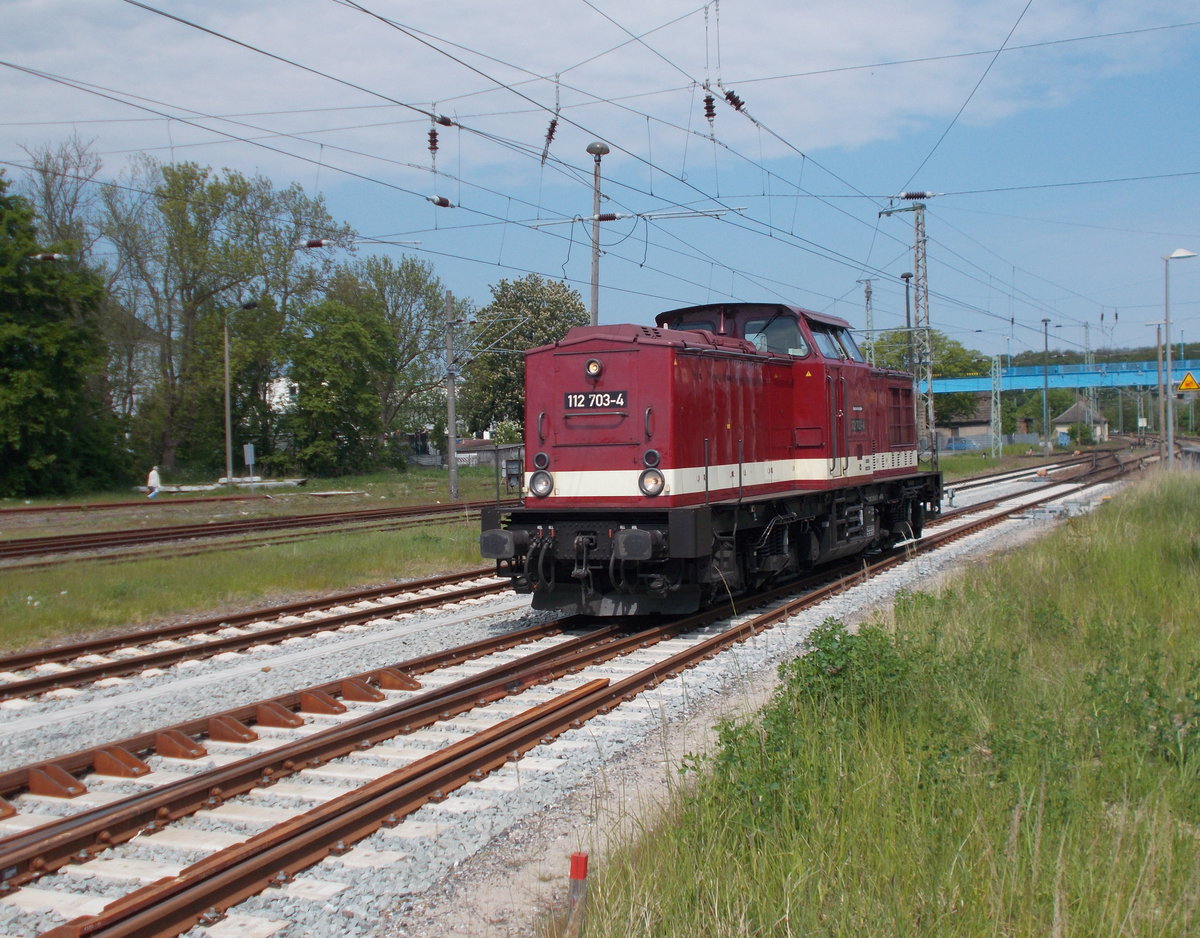 Auf Sägefahrt war die 112 703-4 in Bergen/Rügen,am 19.Mai 2016,um auf das Ausfahrgleis nach Putbus zukommen.