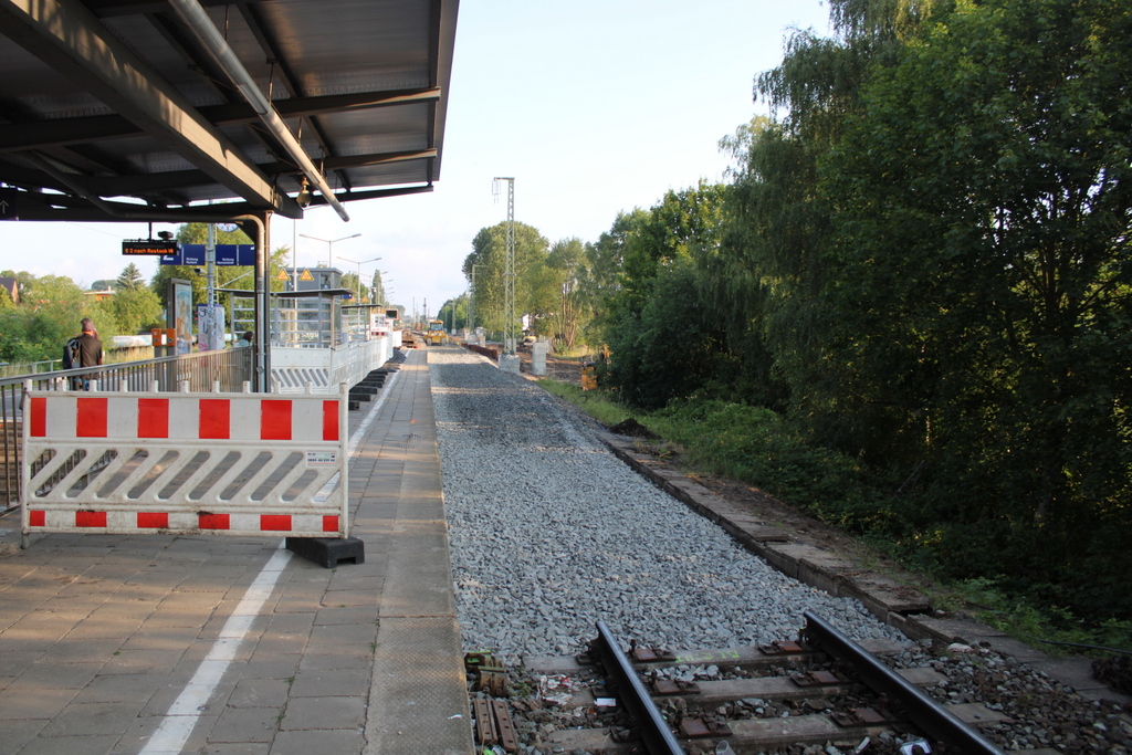 Blick auf die Baustelle am Morgen des 14.07.2023 am S-Bahnhof Rostock-Holbeinplatz.