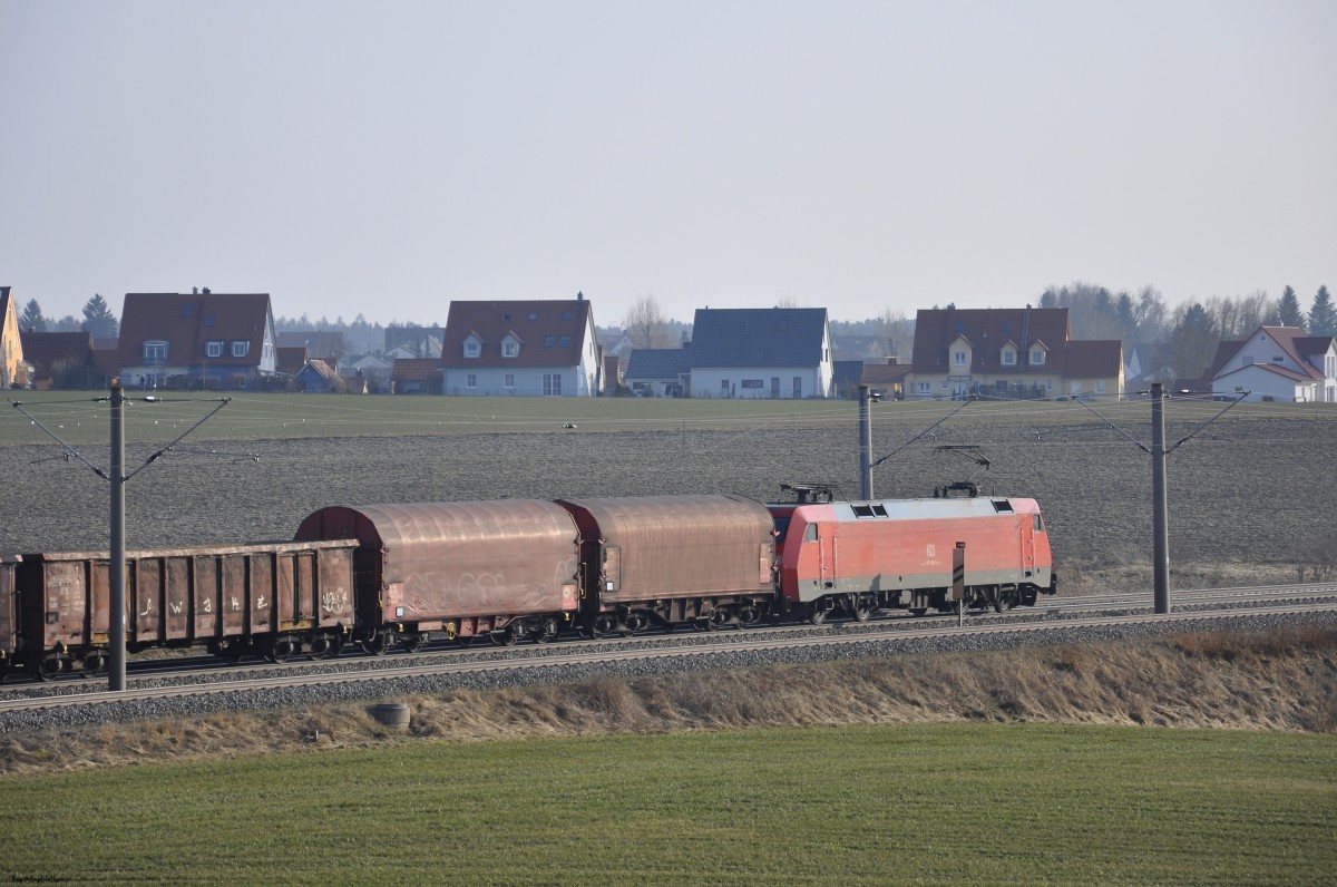 BR 152 mit einem gemischten Güterzug bei Vierkirchen auf der Strecke Nürnberg - München in Richtung München unterwegs am 15.03.2015