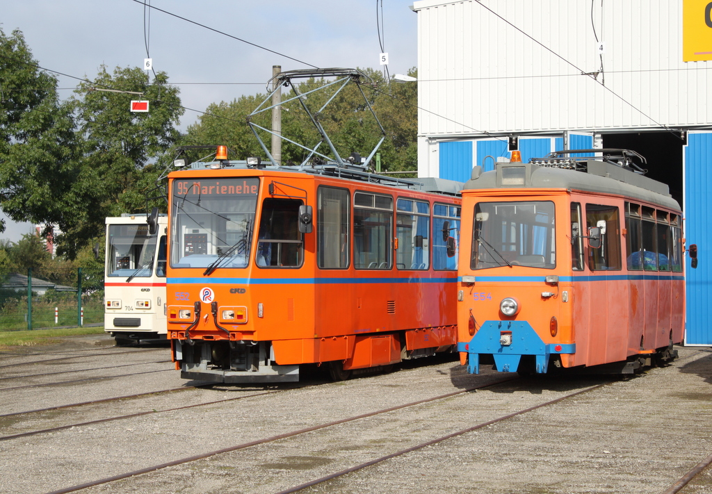 CKD Tatra Wagen T6A2 704,552 und Lowa-Wagen 554 vor dem Depot 12 in Rostock-Marienehe.23.09.2017
