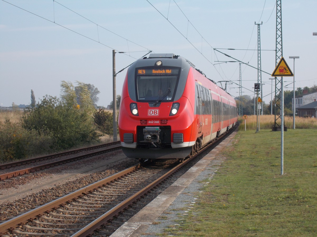 Dadurch das sich die Talent 2 auch auf Rügen ausgebreitet haben,kann man die Triebwagen auch in Altefähr antreffen.Am 06.Oktober 2014 war es 442 346 der auf der Fahrt von Sassnitz nach Rostock in Altefähr eintraf.