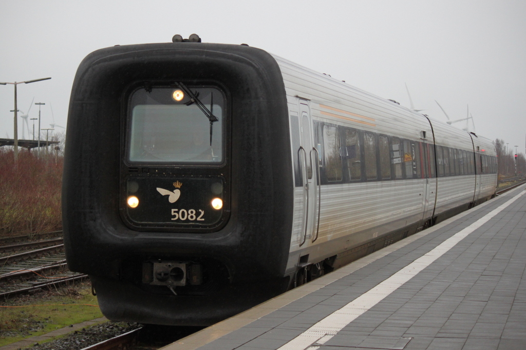 Dnische  Gumminase (5082)als EC 233 von Hamburg Hbf nach Koebenhavn bei der Einfahrt im Bahnhof Puttgarden am 21.12.2014