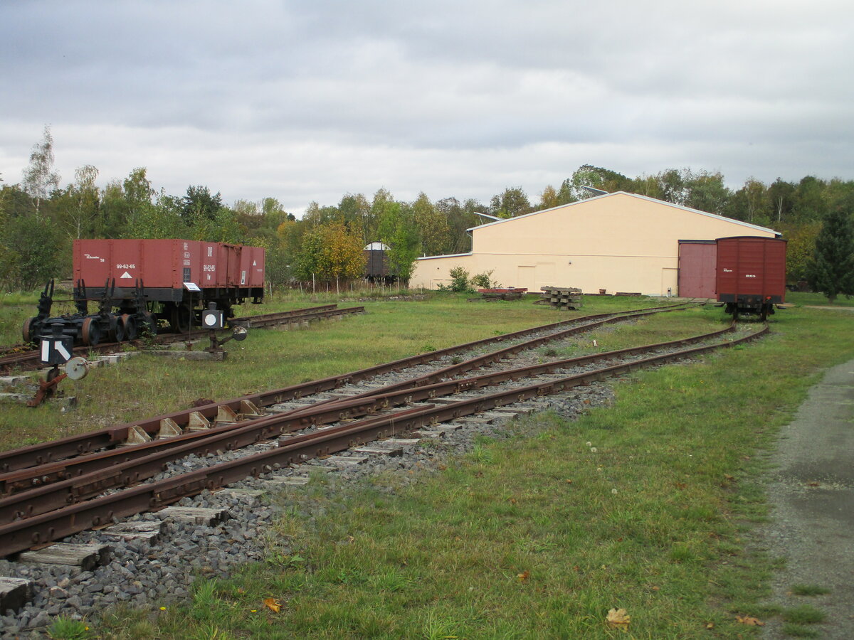 Das Vereinsgelände von der IG Hirzbergbahn e.V.,am 22.Oktober 2023,in Georgenthal ist auch gleichzeitig ein kleines Eisenbahnmuseum.Leider bei meinem Besuch geschlossen.