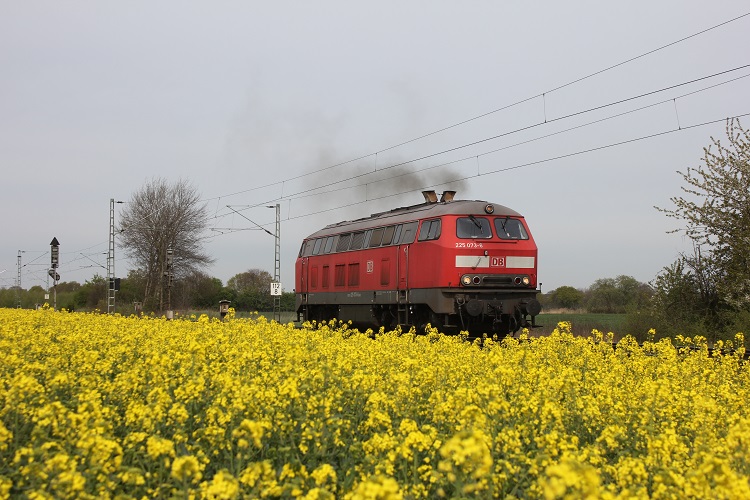 DB 225 073-6 auf dem weg nach Nienburg um ihrem Schwefelzug zu holen am 17.04.2014 bei der Durchfahrt in Bremen Mahndorf.