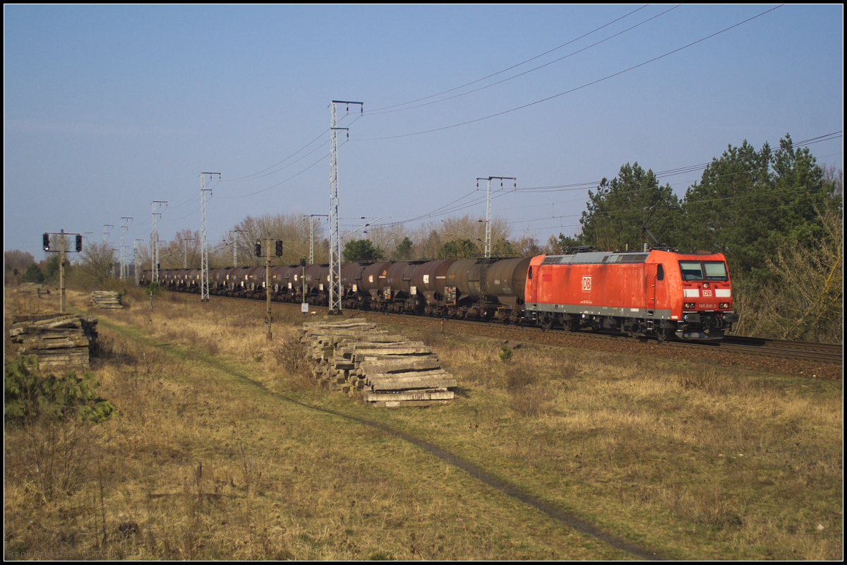 DB Cargo 185 016-3 fuhr mit vielen Kesselwagen am 10.04.2018 durch die Berliner Wuhlheide.