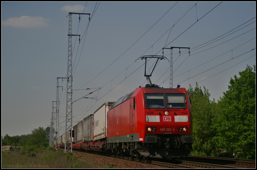 DB Cargo 185 182-3 fuhr am 19.05.2017 mit dem DB Schenker-KLV durch die Berliner Wuhlheide (Standort öffentlich zugänglich)