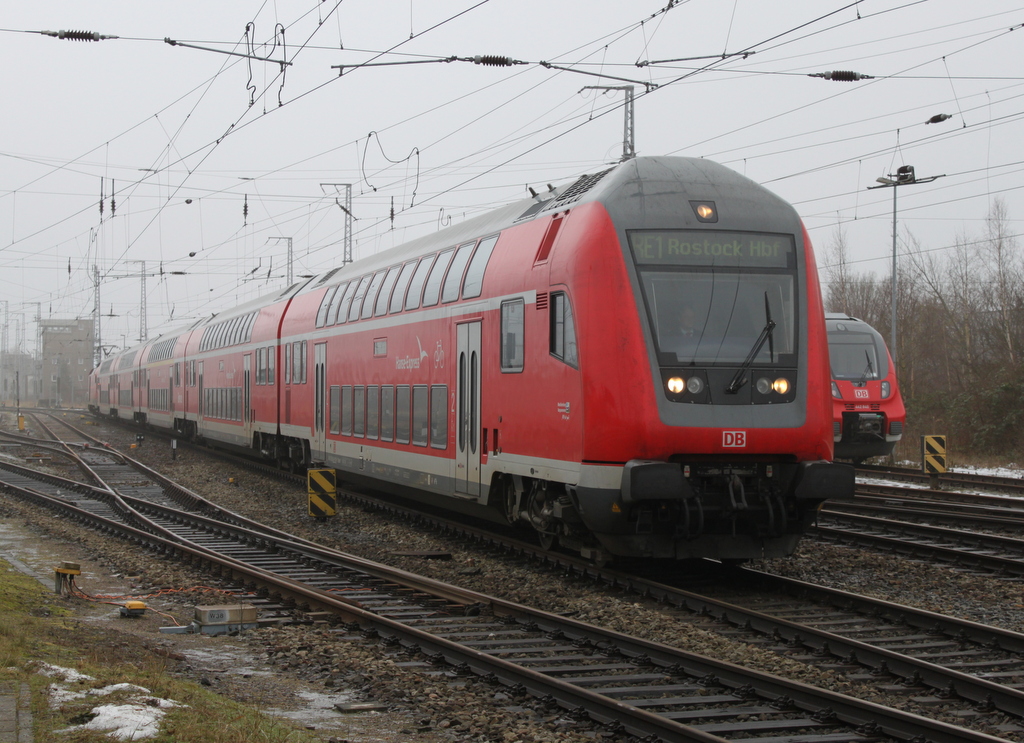 DBpbzfa 766.1 als RE 4309 von Hamburg Hbf nach Rostock Hbf bei der Einfahrt im Rostocker Hbf am Ende schob Jamens Bond.24.01.2016