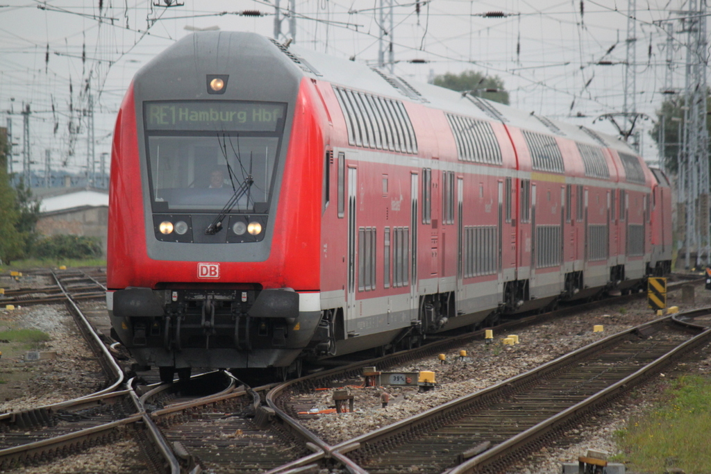 DBpbzfa 766.1 als RE 4311 von Hamburg Hbf nach Rostock Hbf bei der Einfahrt im Rostocker Hbf am 09.10.2015 geschoben wurde von 182 007