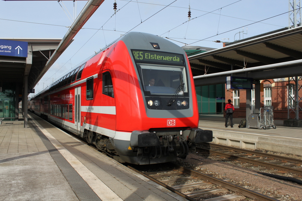 DBpbzfa 766.1 als RE5 von Rostock Hbf nach Elsterwerda bei der Ausfahrt im Rostocker Hbf.27.02.2016