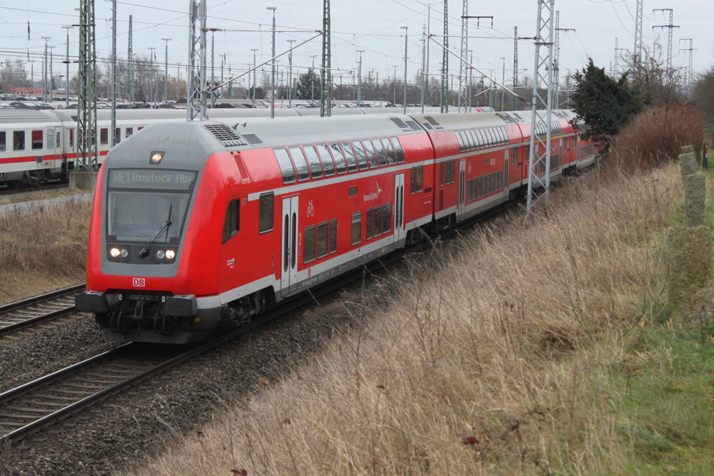 DBpzfa 766.1 als RE 4307(Hamburg-Rostock)bei der Einfahrt im Rostocker Hbf.04.12.2016