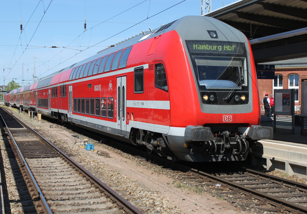DBpzfa 766.1 als RE4310(Rostock-Hamburg)kurz vor der Ausfahrt im Rostocker Hbf.13.05.2016