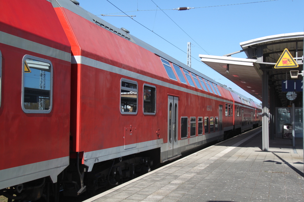 DBuza-Wagen von DB-Regio/Nordost Cottbus stand am 04.04.2015 im Bahnhof Warnemnde