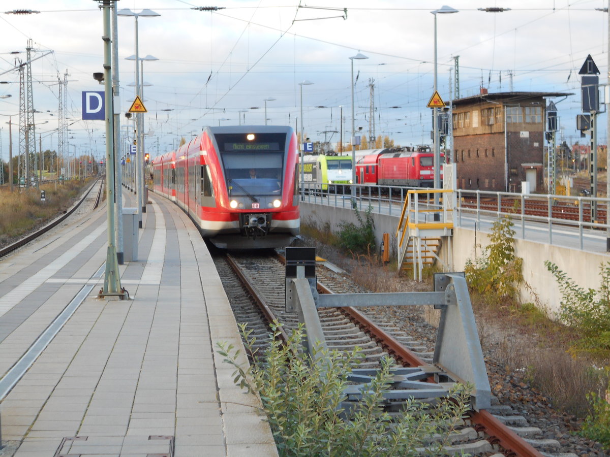 Der 646 028 wurde,am 27.Oktober 2018,auf dem Bahnsteig Richtung Szczecin in Angermünde bereit gestellt.