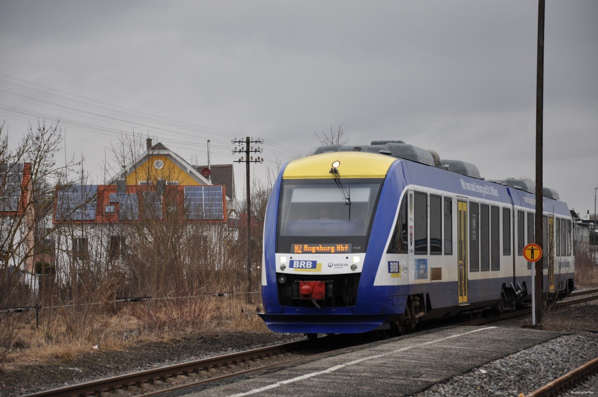 Der Alstom Coradia LINT 41  VT 217 der Bayerischen Regiobahn (BRB) fährt flott in den Bahnhof Aichach hinein am 01.03.2015, Paartalbahn zwischen Ingolstadt und Augsburg.