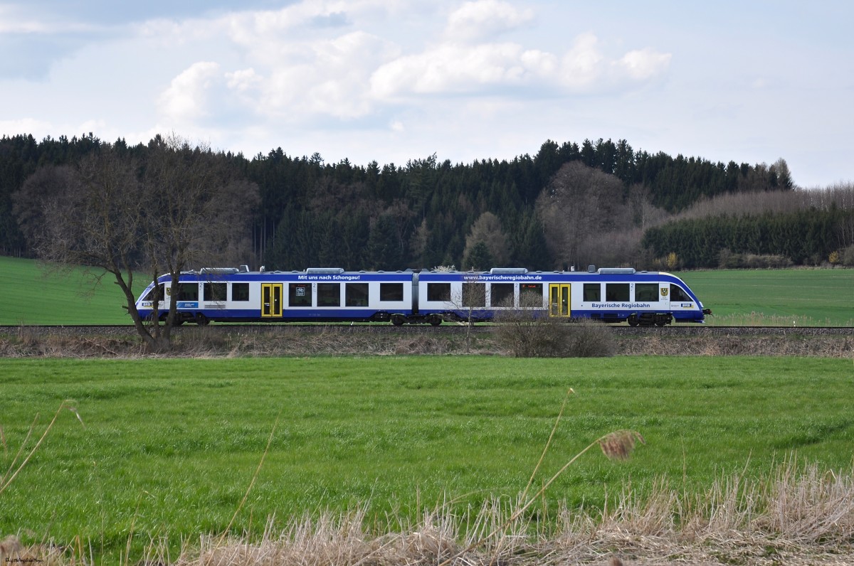 Der Alstom Coradia LINT 41 (VT226) der BRB auf der Paartalstrecke (KBS983) zischen Sulzbach und Unterschneitbach in Richtung Ingolstadt, am 12.04.2015