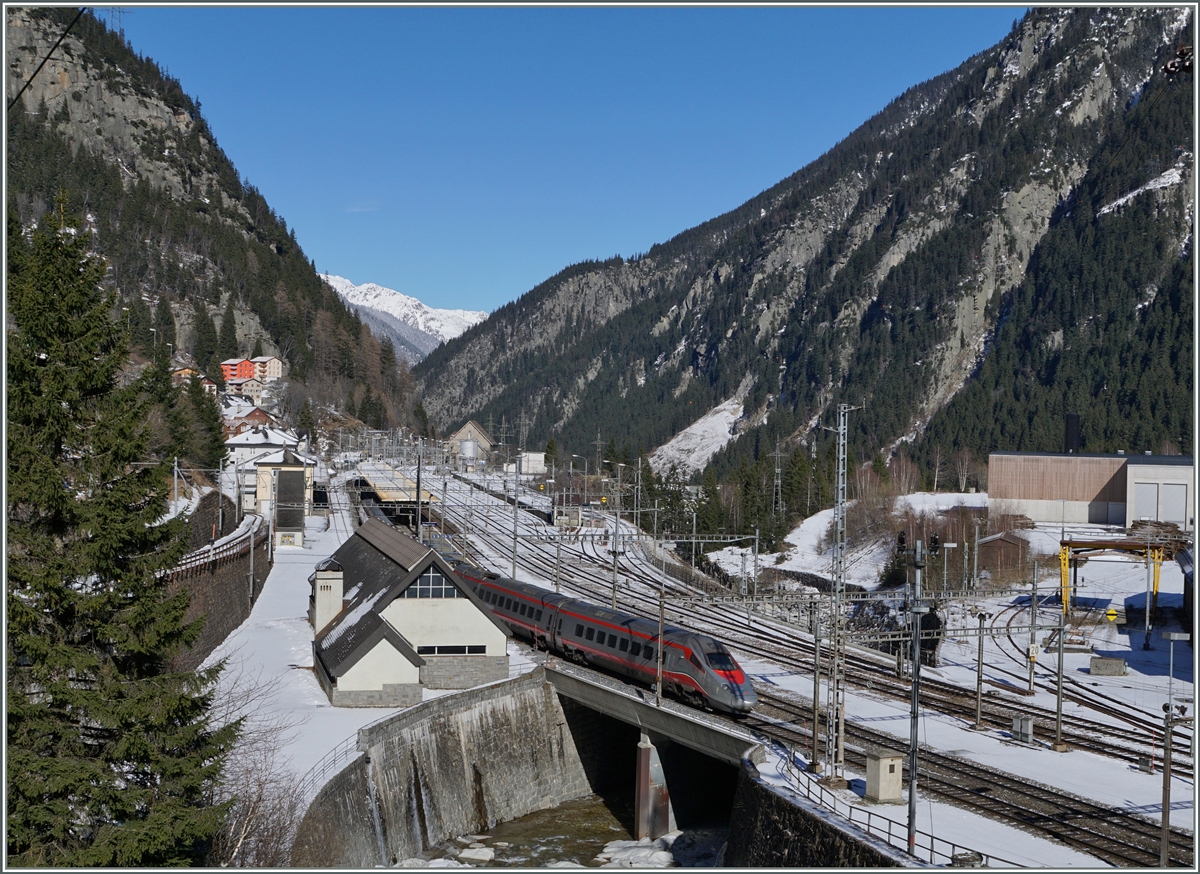 Der Bahnhof Göschenen, kurz nach der Abfahrt mit der Schöllenbahn aus derselben fotogarfiert (bei der MGB kann man auch heute oft die Fenster öffen).
 Zufälligerweise  fuhr gerade ein FS ETR 610 auf dem Weg von Milano nach Zürich vorbei.
11. Feb. 2016