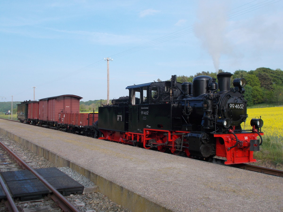 Der Fotosonderzug in seiner Gesamtlänge und der Zuglok 99 4652 vor der Rückfahrt nach Putbus,am 21.Mai 2016,in Seelvitz.