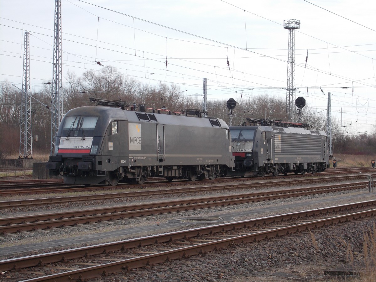 Der MRCE Taurus ES64U2-027 und MRCE ES64F4-036,am 07.Februar 2016,im Rostocker Seehafen.