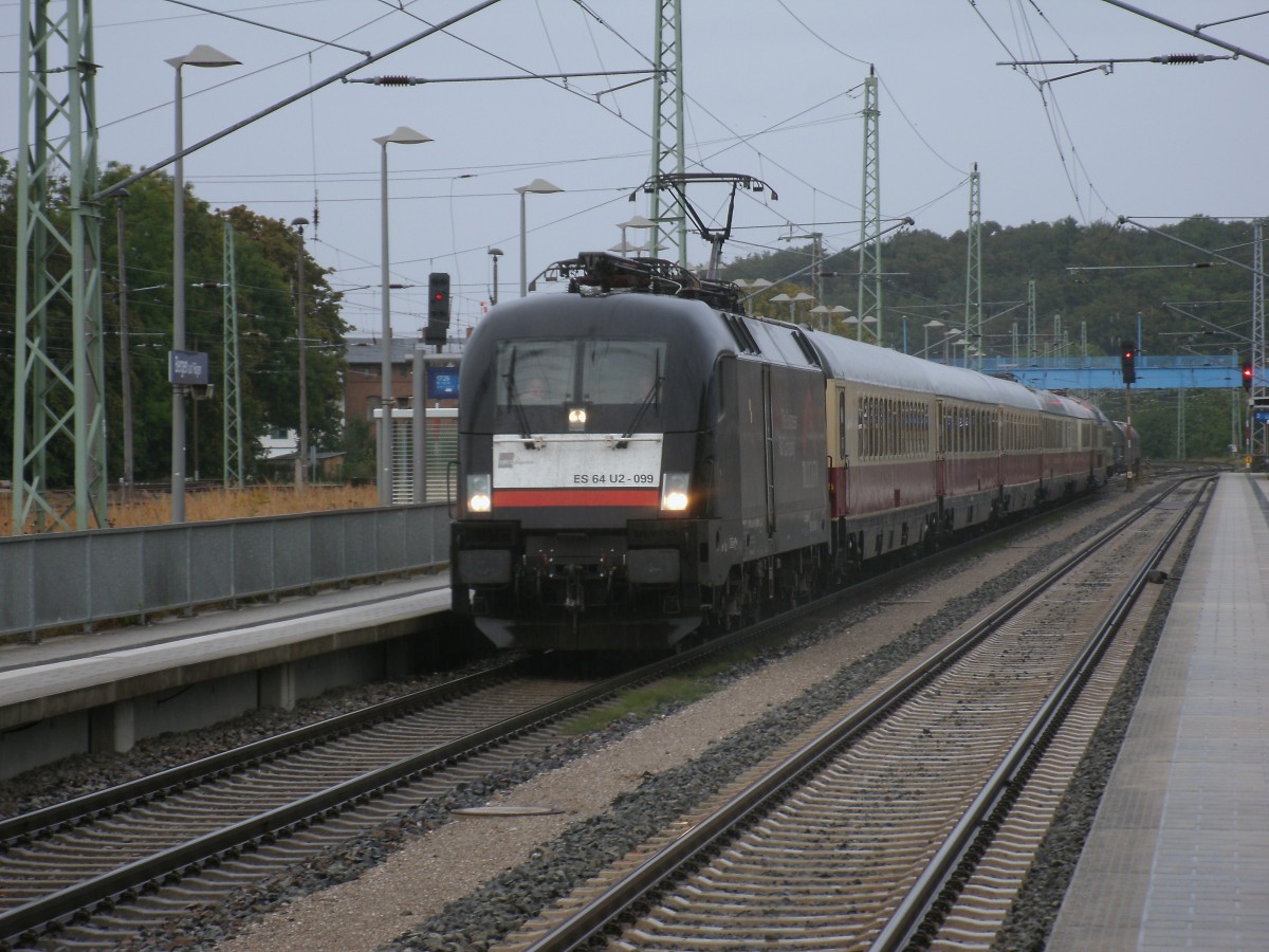 Der schwarze MRCE Taurus ES64U2-099 kam mit dem TEE Leerpark aus Binz,am 18.September 2013,durch Bergen/Rgen und fuhr zum Abstellen nach Stralsund.